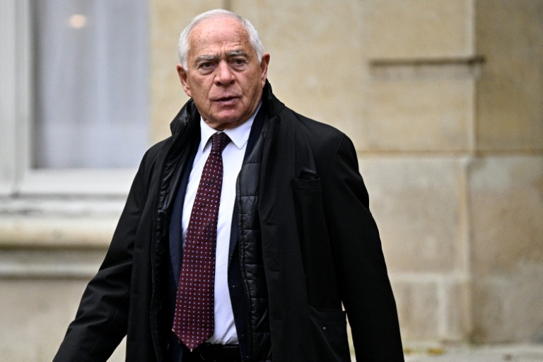 Le sénateur François Patriat quitte l'hôtel Matignon après une rencontre entre le Premier ministre et les chefs des groupes parlementaires, le 26 novembre 2024 à Paris