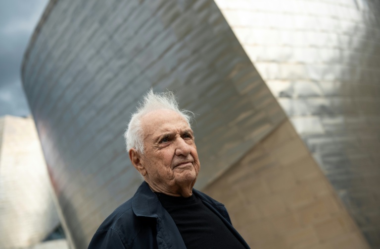 L'architecte américano-canadien Frank Gehry evant le musée Guggenheim de Bilbao, le 17 octobre 2022 en Espagne