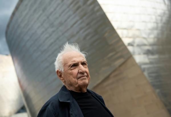 L'architecte américano-canadien Frank Gehry evant le musée Guggenheim de Bilbao, le 17 octobre 2022 en Espagne