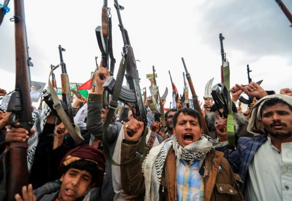 Des Yéménites en armes manifestent à Sanaa contre les Etats-Unis, le 18 avril 2025