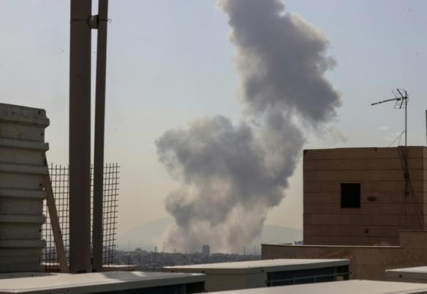 Un panache de fumée s'élève au-dessus d'un secteur de Téhéran alors que les Etats-Unis et Israël ont lancé des frappes sur l'Iran, le 28 février 2026