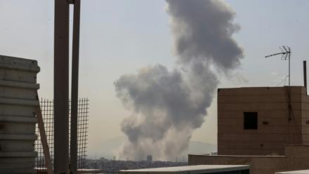 Un panache de fumée s'élève au-dessus d'un secteur de Téhéran alors que les Etats-Unis et Israël ont lancé des frappes sur l'Iran, le 28 février 2026