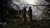Des pompiers sur le site d'une frappe de missile russe contre un immeuble résidentiel à Kiev, le 14 octobre 2026 en Ukraine