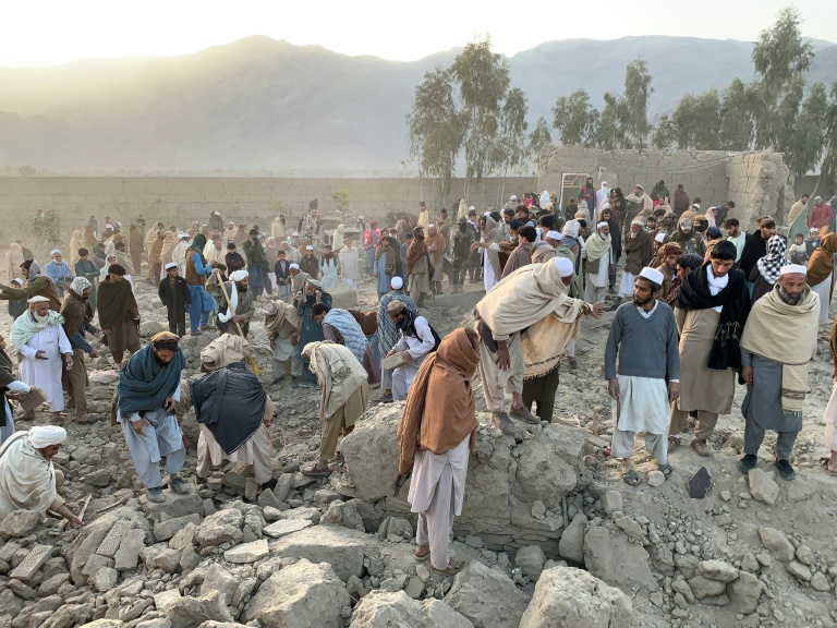 Des habitants d'un village afghan cherchent des victimes dans les décombres, dans la province de Nangarhar, après un bombardement pakistanais, le 22 février 2026