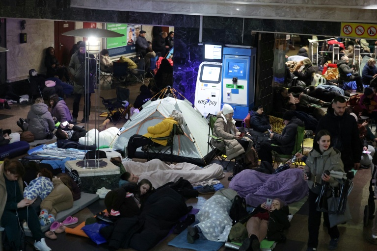 Des habitants de Kiev se réfugient dans une station de métro pendant un bombardement russe, le 25 novembre 2025