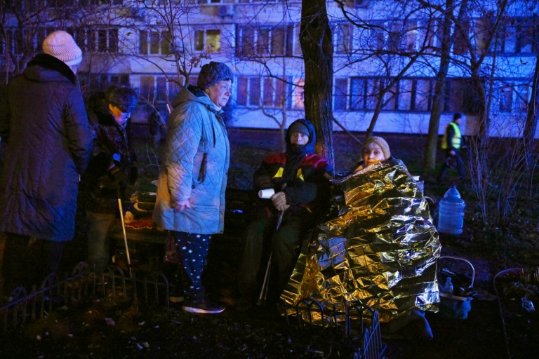 Des habitants évacués d'un immeuble à Kiev pendant un bombardement russe, le 25 novembre 2025