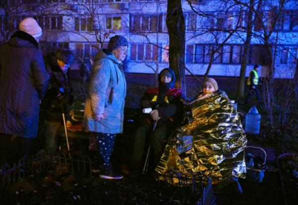 Des habitants évacués d'un immeuble à Kiev pendant un bombardement russe, le 25 novembre 2025