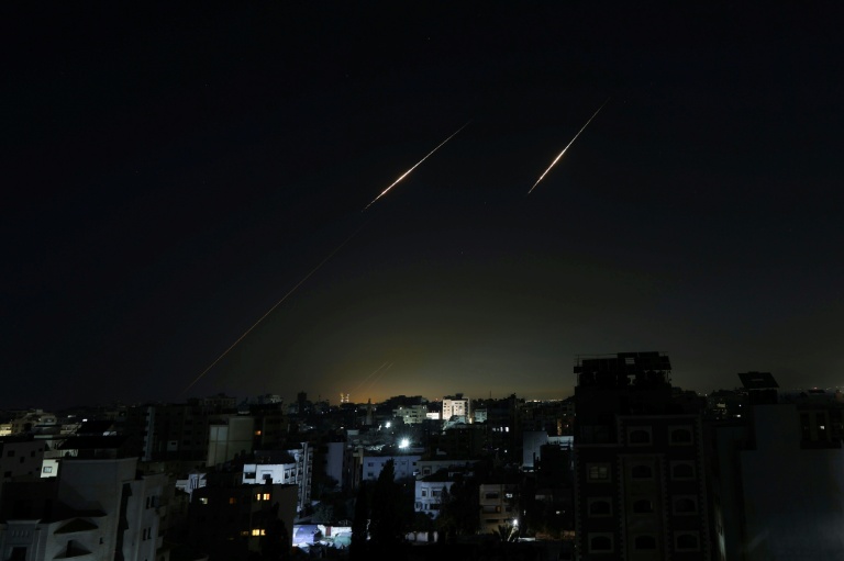 Des projectiles iraniens dans le ciel, vus depuis la bande de Gaza le 5 mars 2026