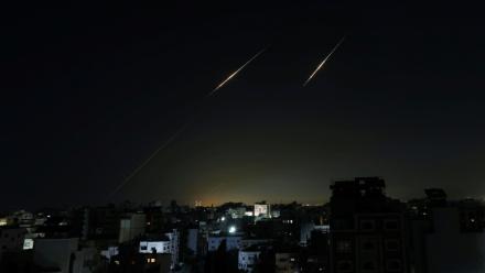 Des projectiles iraniens dans le ciel, vus depuis la bande de Gaza le 5 mars 2026