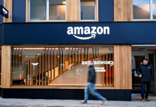 Le logo d'Amazon sur le stand du géant de la vente en ligne à Davos le 19 janvier 2026