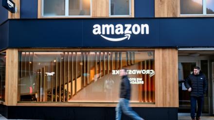 Le logo d'Amazon sur le stand du géant de la vente en ligne à Davos le 19 janvier 2026
