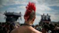 Un participant à une free party sur un site militaire à Cornusse, près de Bourges, le 1er mai 2026 dans le Cher