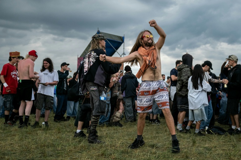 Des participants à une free party sur un site militaire à Cornusse, près de Bourges, le 1er mai 2026 dans le Cher