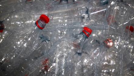 Fronde contre le projet gouvernemental de consigne des bouteilles en plastique