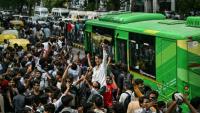 Des partisans du "parti des cafards" célèbrent à New Delhi la démission du ministre indien de l'Education, Dharmendra Pradhan, dont les étudiants exigeaient le départ en raison d'une série de fraudes aux examens universitaires, le 25 juillet 2026