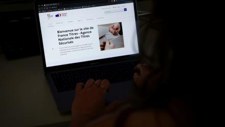 Un journaliste de l'AFP consulte le site web de France Titres - Agence Nationale des Titres Sécurisés ANTS (France Titres Securises), à Paris, le 20 avril 2026