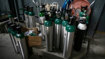 Des bonbonnes d’oxygène dans un entrepôt de matériel médical à Kuala Lumpur, le 15 octobre 2026 en Malaisie