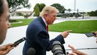Le président américain Donald Trump parle à la presse sur la pelouse sud de la Maison Blanche, à Washington, le 10 octobre 2026