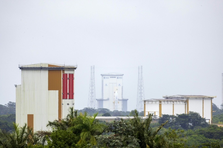 La fusée Ariane 6 sur son pas de tir le 6 mars 2025 au centre spatial guyanais à Kourou