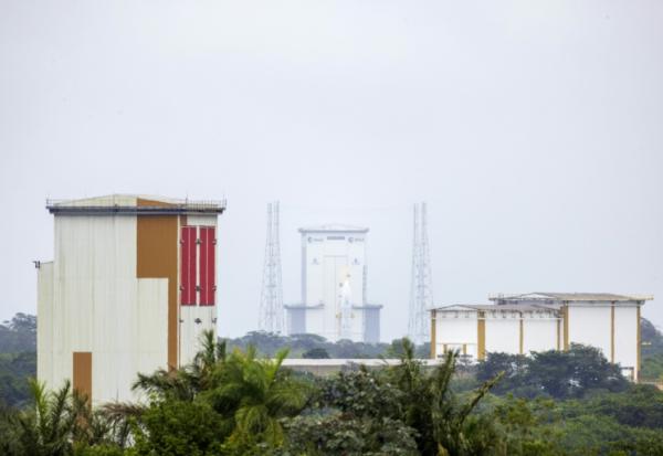 La fusée Ariane 6 sur son pas de tir le 6 mars 2025 au centre spatial guyanais à Kourou
