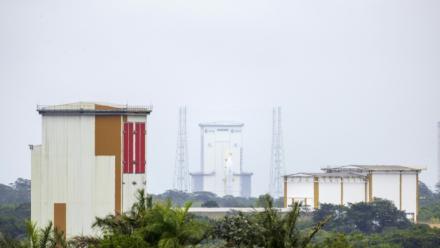 La fusée Ariane 6 sur son pas de tir le 6 mars 2025 au centre spatial guyanais à Kourou