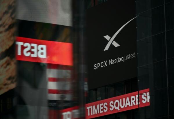 Le logo de SpaceX à New York lors de son introduction en Bourse, le 12 juin 2026