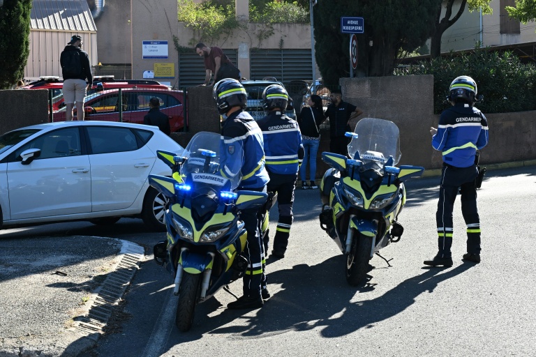 Des gendarmes devant le collège Joseph-Lakanal à Aubagne, dans les Bouches-du-Rhône, le 12 octobre 2026