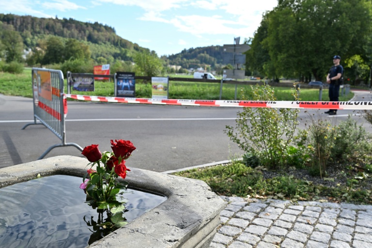 Des fleurs déposées dans une fontaine après une fusillade lors d'une rave-party à Aarau,  le 30 août 2026 dans le nord de la Suisse