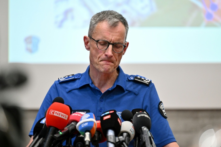 Michael Leupold, commandant de la police cantonale d'Argovie, lors d'une conférence de presse après une fusillade lors d'une rave-party à Aarau, le 30 août 2026 dans le nord de la Suisse