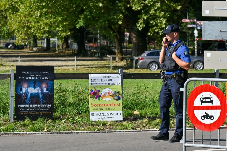 Un policier sécurise les lieux après une fusillade lors d'une rave-party à Aarau, dans le nord de la Suisse, le 30 août 2026