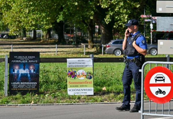 Un policier sécurise les lieux après une fusillade lors d'une rave-party à Aarau, dans le nord de la Suisse, le 30 août 2026