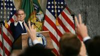 Le ministre américain des Finances, Scott Bessent, répond aux questions des journalistes lors d'une conférence de presse, à Washington, le 24 août 2026