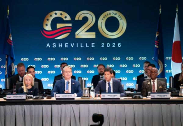 Le secrétaire américain au Trésor, Scott Bessent (2e g), et le président de la Réserve fédérale américaine, Kevin Warsh (2e d), lors de la réunion des ministres des Finances et des gouverneurs de banques centrales du G20 à Asheville, en Caroline du Nord, le 31 août 2026