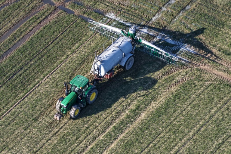 Vue aérienne d'un agriculteur épandant de l'engrais sur un champ à Hédé-Bazouges, le 3 mars 2026 en Ille-et-Vilaine