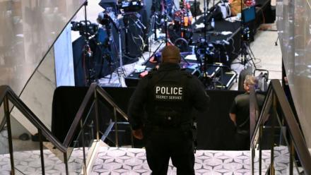 Un agent du Secret Service dans les couloirs de l'hôtel Hilton, après que des coups de feu ont été entendus lors du dîner des correspondants de la Maison Blanche à Washington, le 25 avril 2026
