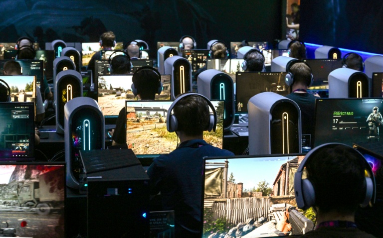 Des visiteurs testent les dernières nouveautés vidéoludiques lors du salon Gamescom, à Cologne (Allemagne), le 25 août 2024.