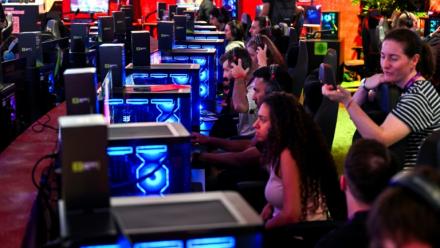 Des joueurs lors du salon du jeu vidéo Gamescom de Cologne, en Allemagne, le 26 août 2026