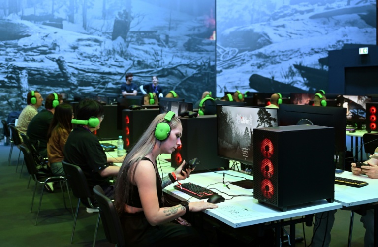 Des joueurs participent au salon du jeu vidéo Gamescom, le 26 août 2026 à Cologne, en Allemagne