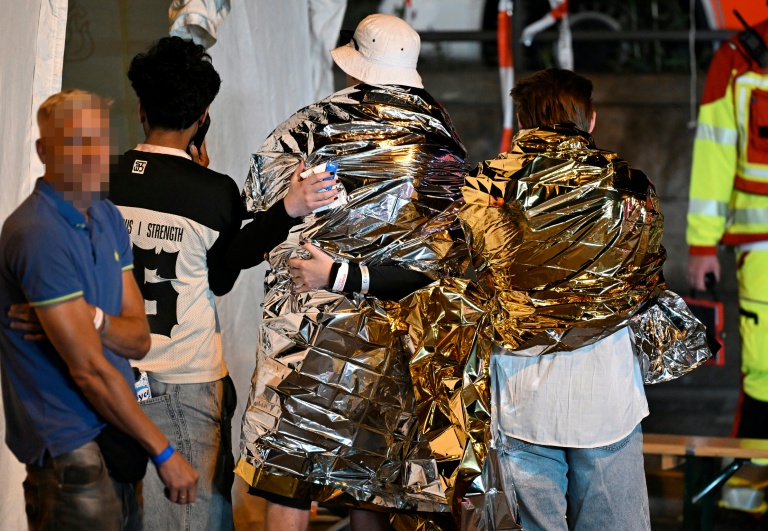 Des participants à la parade du Christopher Street Day pris en charge par les secours, le 25 juillet 2026 à Berlin
