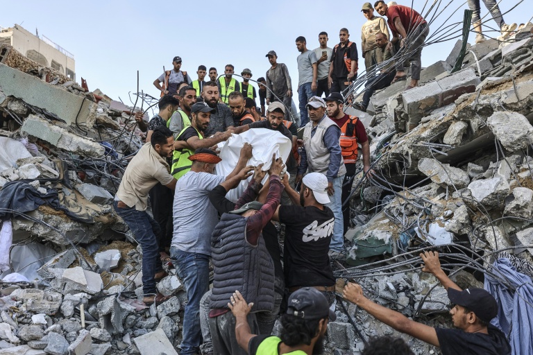 Les secours et des volontaires sortent un corps d'un immeuble détruit près de Gaza city le 16 septembre 2026