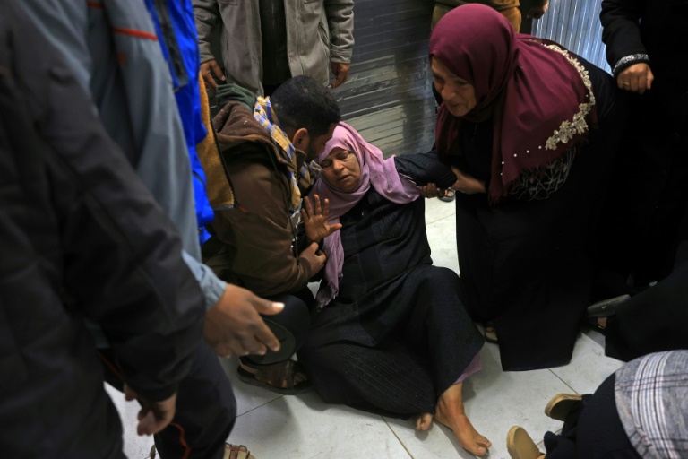 Des Gazaouis se recueillent près de corps de Palestiniens, après une frappe aérienne israélienne à Khan Younès, dans le sud de la bande de Gaza, le 31 janvier 2026