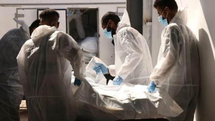 Des employés de l'hôpital Nasser à Khan Younès dans le sud de la bande de Gaza transportent l'une des dépouilles remises à Gaza par les autorités israéliennes, via la Croix-Rouge, le 31 octobre 2025