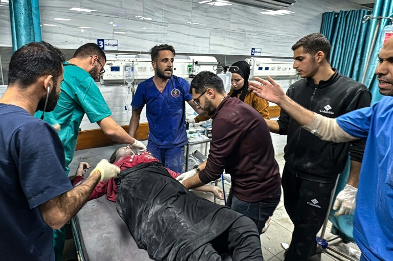 Des médecins s'occupent d'un blessé après une attaque israélienne à l'hôpital Kamal Adwan à Beit Lahia dans le nord de la bande de Gaza, le 21 novembre 2024