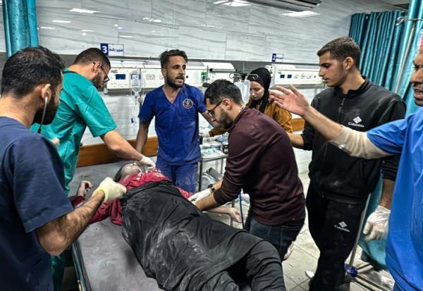 Des médecins s'occupent d'un blessé après une attaque israélienne à l'hôpital Kamal Adwan à Beit Lahia dans le nord de la bande de Gaza, le 21 novembre 2024