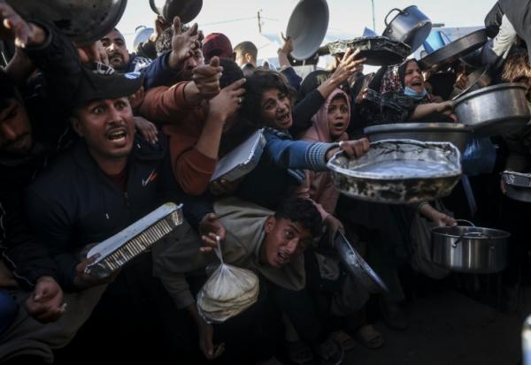 Distribution alimentaire dans le camp de Khan Younès, dans la bande de Gaza, le 26 février 2026