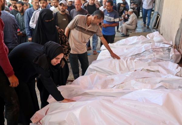 Des corps de Palestiniens tués dans des frappes israéliennes, regroupés devant un hôpital à Deir el-Balah , dans la bande de Gaza, le 20 mai 2025