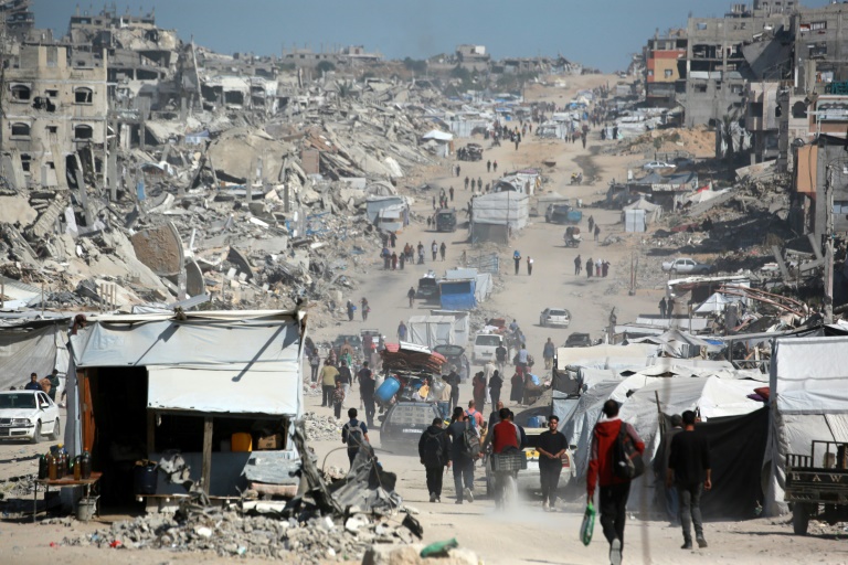 Des Palestiniens transportant quelques biens fuient la ville de Gaza, le 16 mai 2025