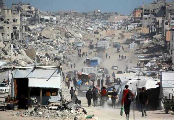 Des Palestiniens transportant quelques biens fuient la ville de Gaza, le 16 mai 2025