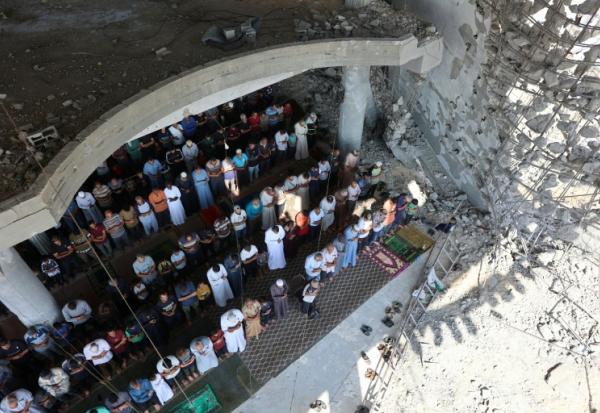 Prière du vendredi dans les ruines de la mosquée Albaani, à Khan Younès, dans le sud de la bande de Gaza, le 17 octobre 2025