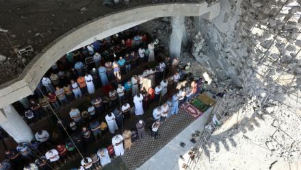 Prière du vendredi dans les ruines de la mosquée Albaani, à Khan Younès, dans le sud de la bande de Gaza, le 17 octobre 2025